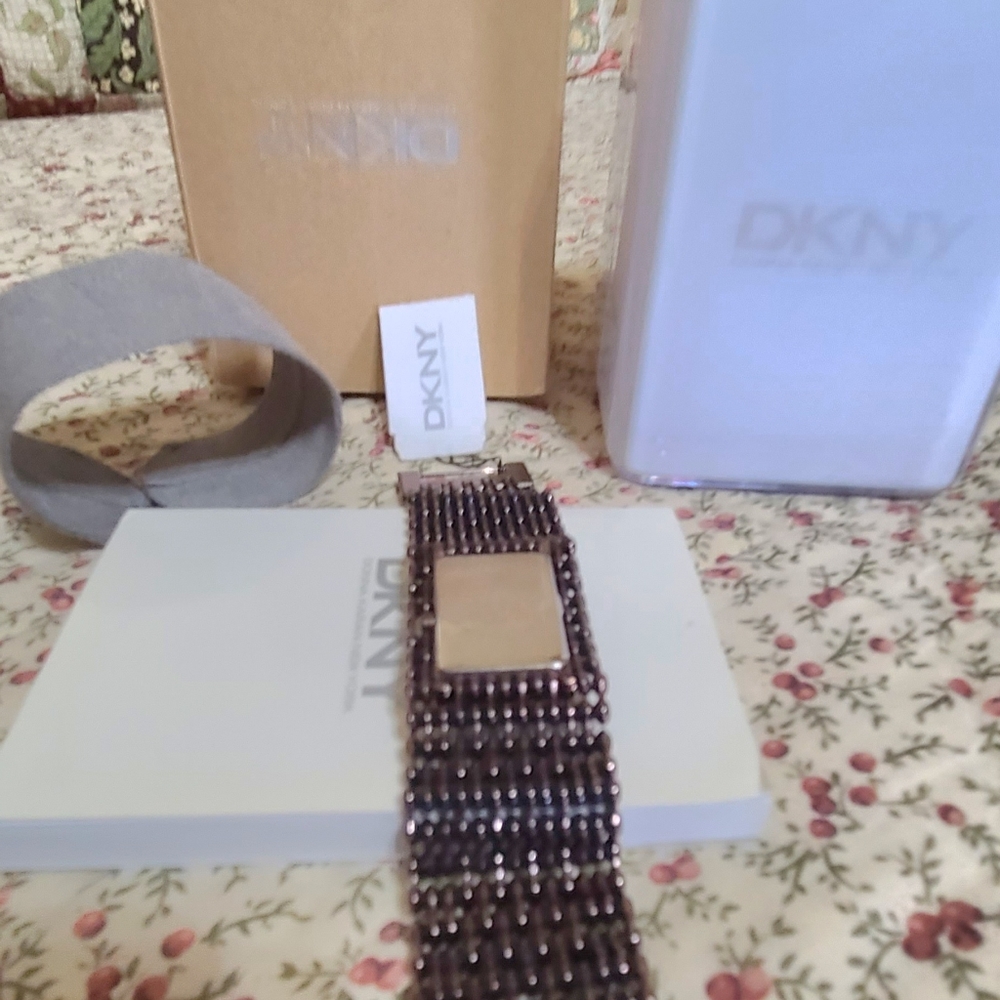 Authentic Dkny Brown. - image 7